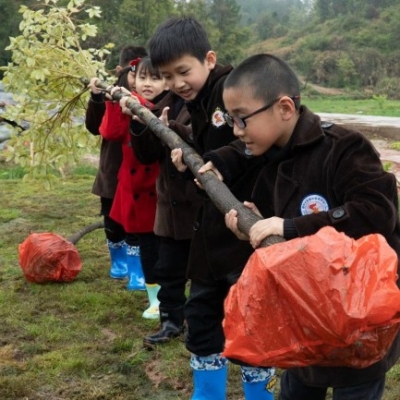 “我与小树共成长”——赣州市厚德外国语学校小学部植树节活动记