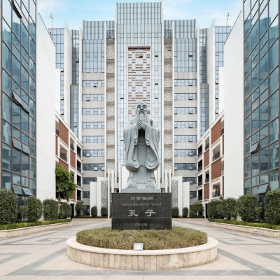 与国同庆 与你同行 - 厚德外国语学校招聘公告
