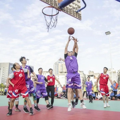 团结协作气如虹，输赢不负少年勇！赣州市厚德外国语学校举办第一届“厚德杯”教职工篮球赛！