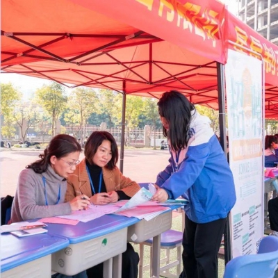 心怀一梦，“职”向未来 ——高中部举行第一届模拟招聘大会